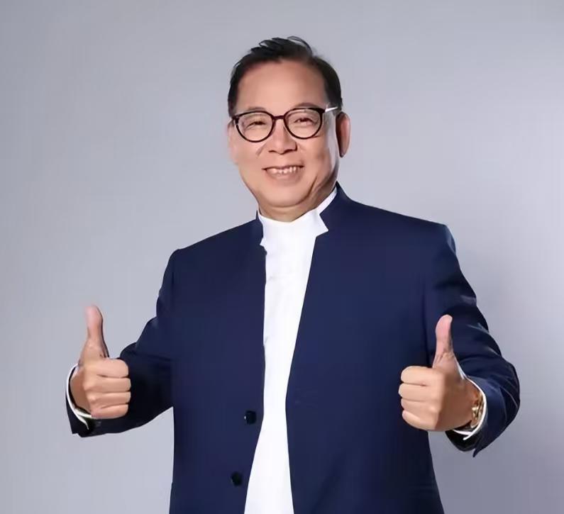 1982年，张明敏唱完《我的中国心》后，被香港乐坛除名，正当他心灰意冷准备回电子