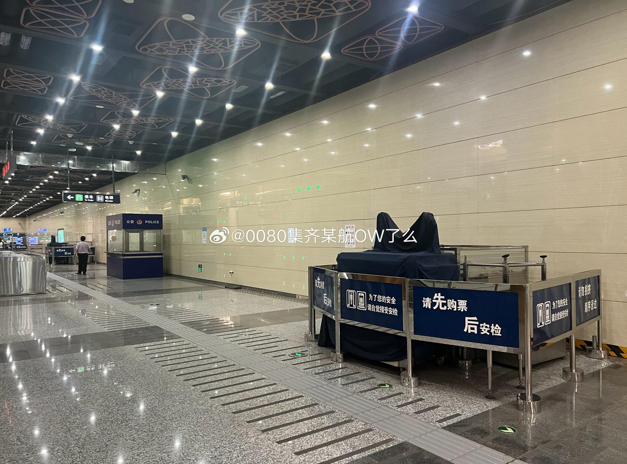 北京地铁超话 今天的马连洼，站厅依然没围挡，但是！南边的出入口已经在进行吊装作业