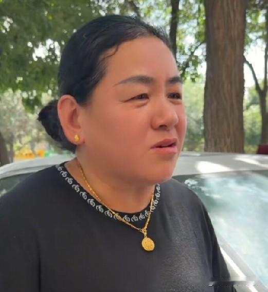 小故事！
    如今的 佟小喵她妈，和王金刚，也没什么两样，活像天上的王母娘娘