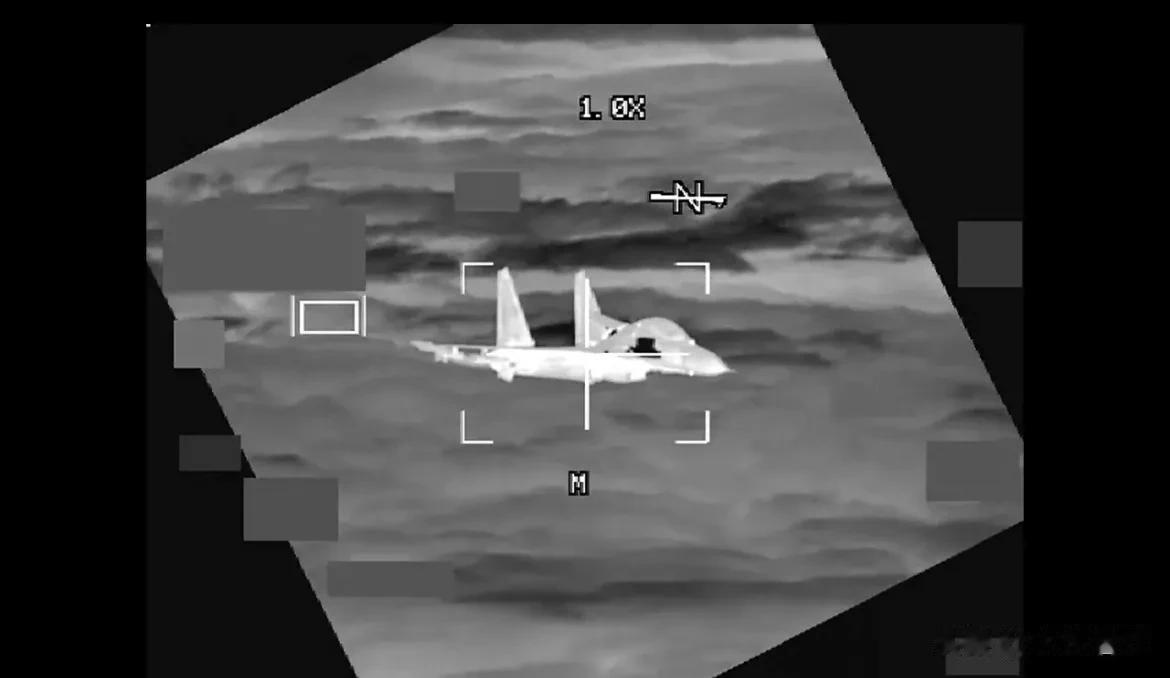 美国军方26日发布声明，称一架中国解放军战机在中国南海空域对美国空军B-52轰炸