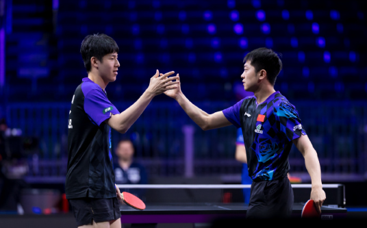 温瑞博/袁励岑3-1陈颢桦/黄镇廷，晋级乒乓亚锦赛男双决赛