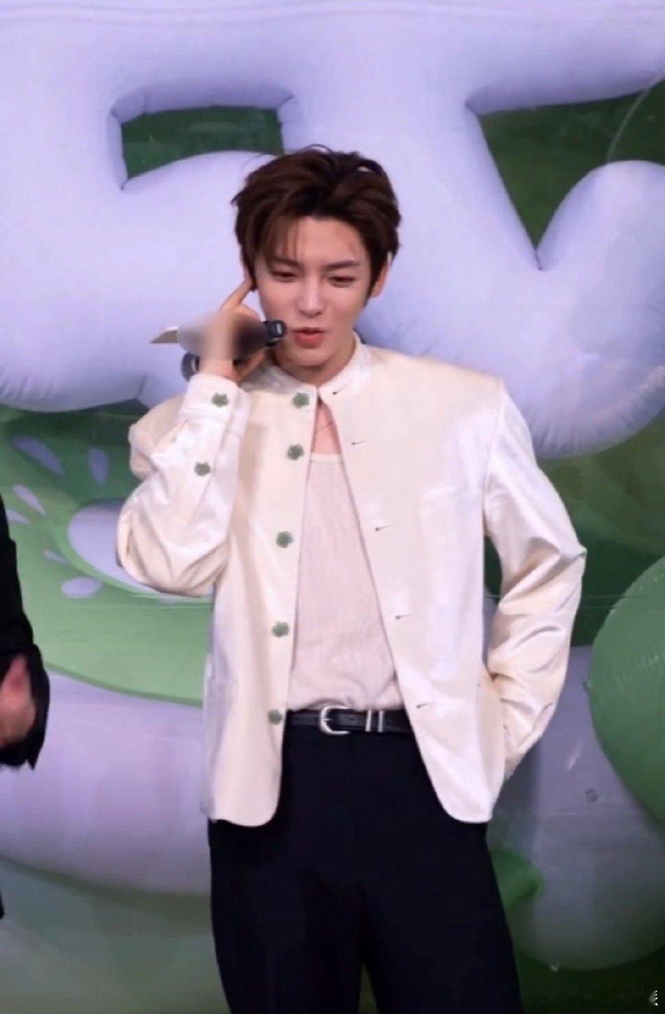 侯明昊土味情话还没说已经红温了 侯明昊转大转盘被土味情话“缠上”，三次都中招，刚