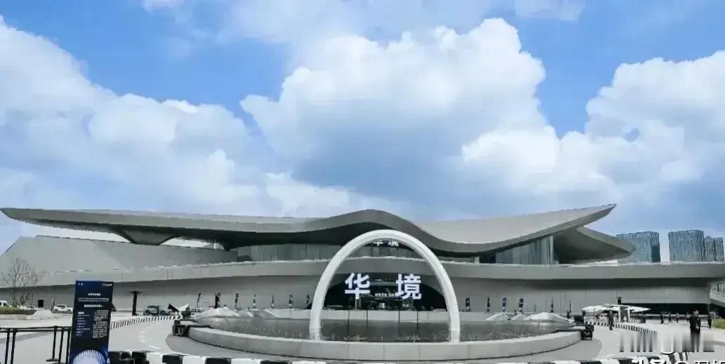 我门口新开一个“印象城，听说有好几层商业模式呢！

昨天，邻居老陈非拉着我去看新