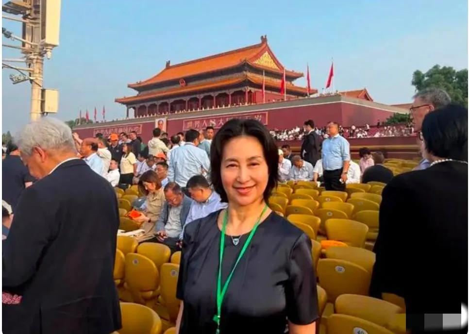 哇塞，何鸿燊三个子女都受邀观看了阅兵，何超琼打扮庄重现身，何猷龙何猷启比较低调，
