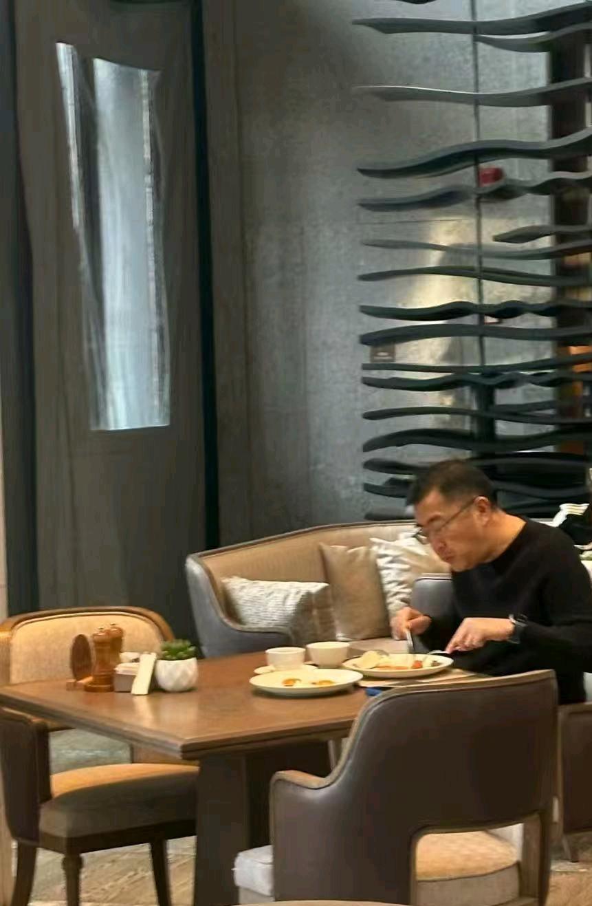 申花老总享用美食！而一些申花球迷这几天难过的吃不下饭！因为心理有太多的不甘心！毕