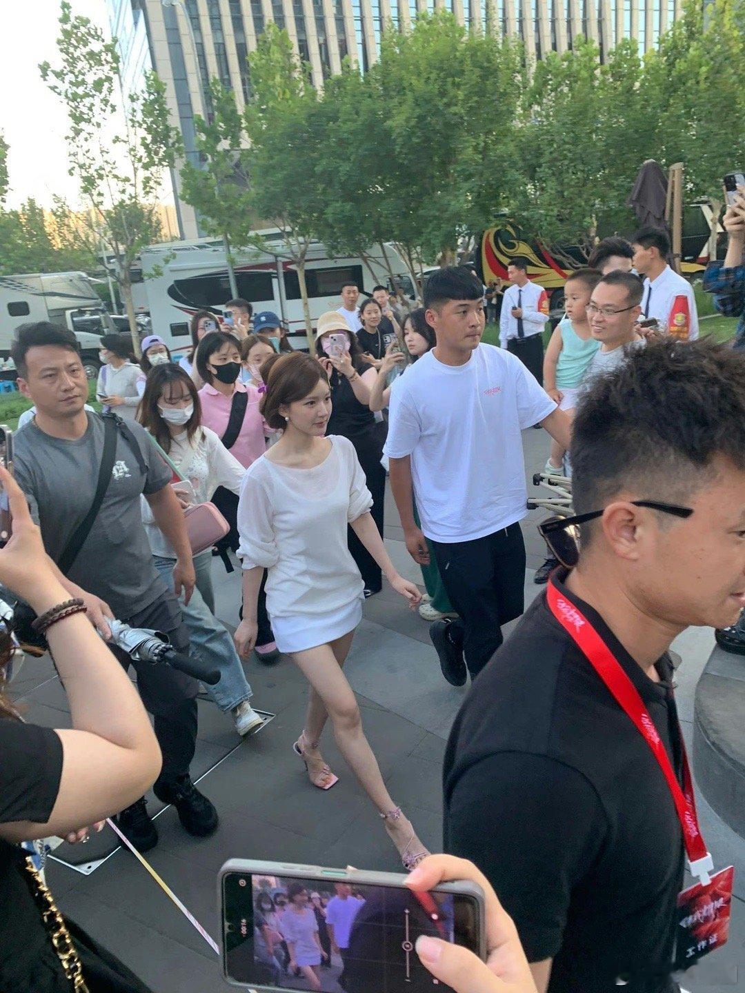 感觉这是赵露思最好看的一张路人视角下的生图了吧 ​​​