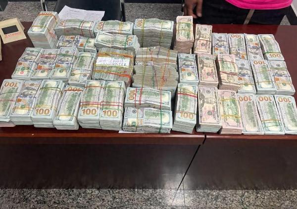 不能带现金回国？广东，一名旅客提着箱子过安检，准备入境时被海关工作人员拦下，对其
