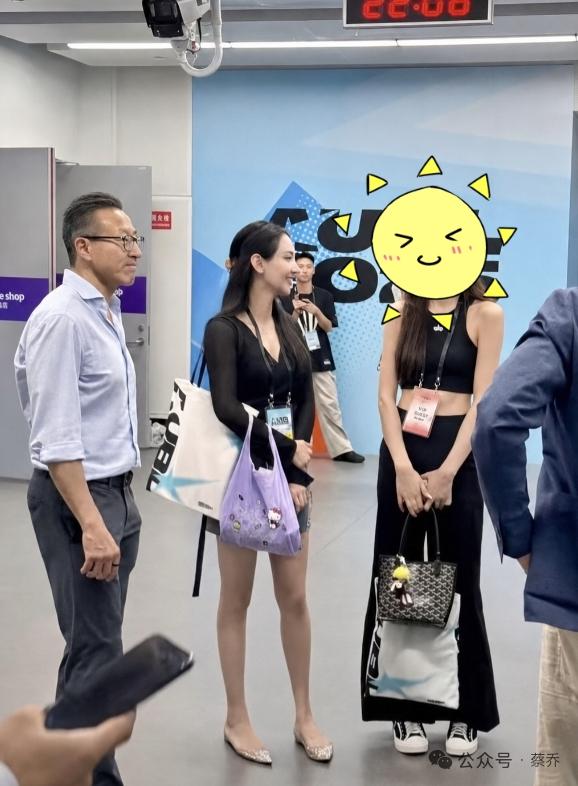 这届网友的想象力实在太丰富了。蔡崇信与主持人王秋怡仅仅同台合影一张照片，各种猜测