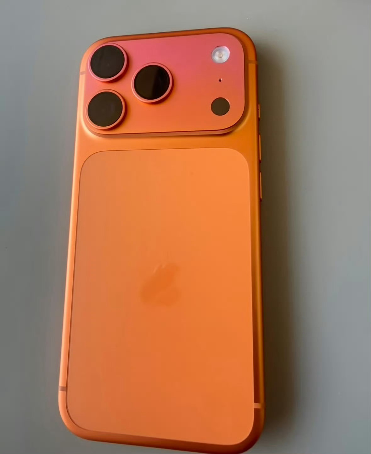 苹果又一次让大家失望了！某科技媒体为了验证iPhone 17 Pro星宇橙会不会