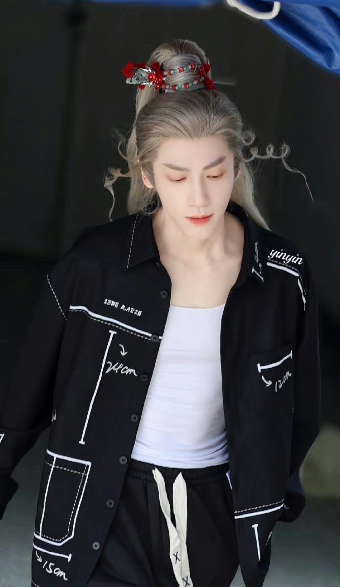 罗云熙 今日水龙吟路透这头饰单看挺报看的但是配上脸好像又能接受了[允悲] ​​​