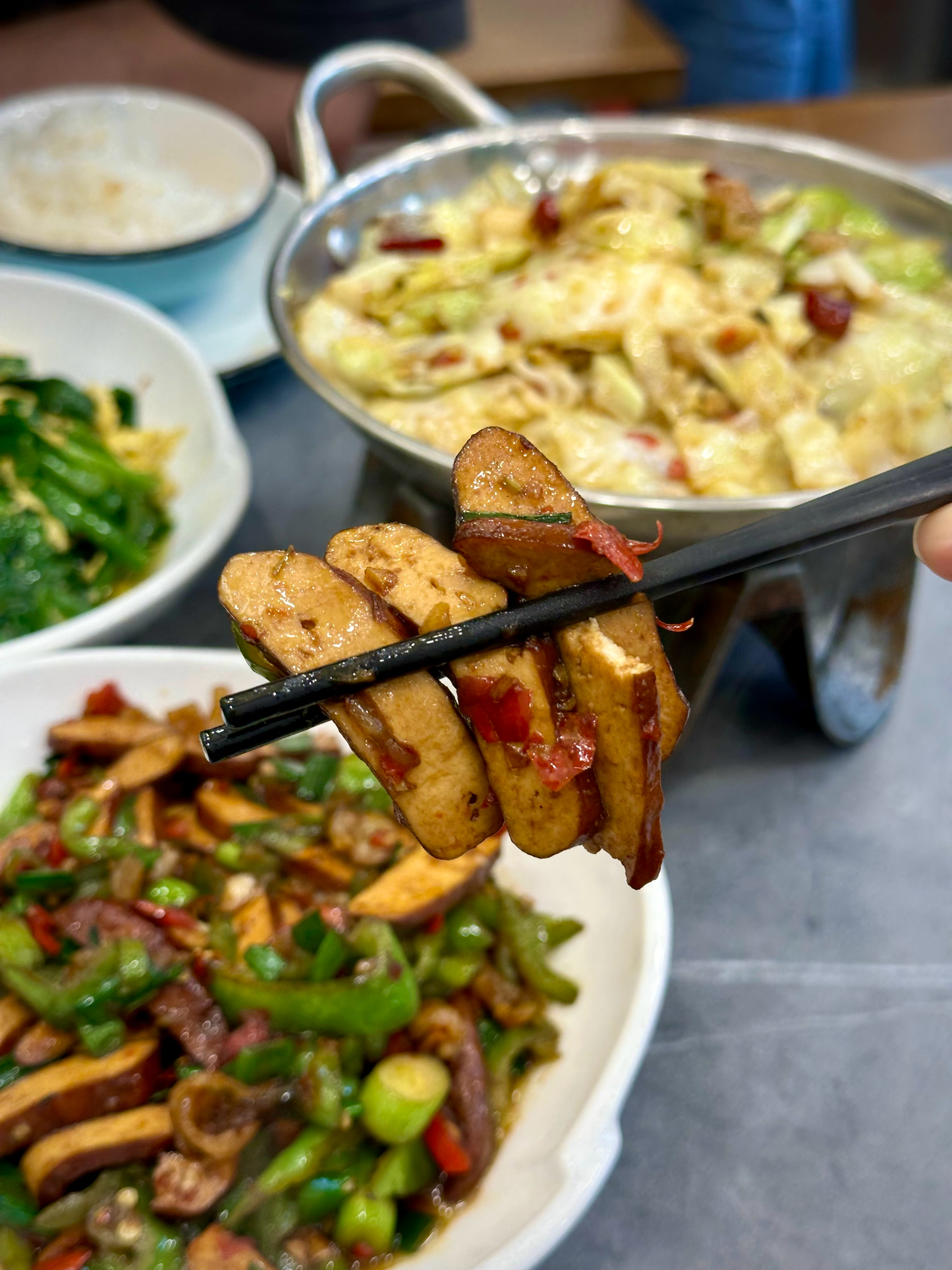 美食 趁这两天把想吃的都吃掉特别想吃小湘厨的炒香干这次来发现店里重新装修过了 不