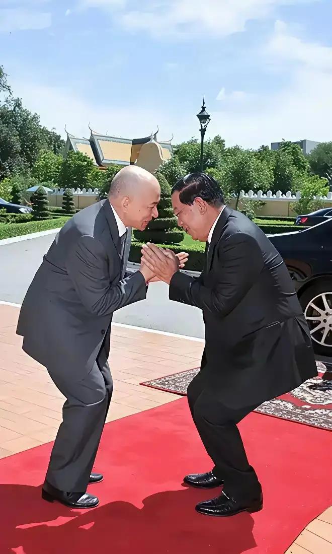 这是柬埔寨国王西哈莫尼和前柬埔寨首相洪森，在相互行礼。
     两人不比谁高高