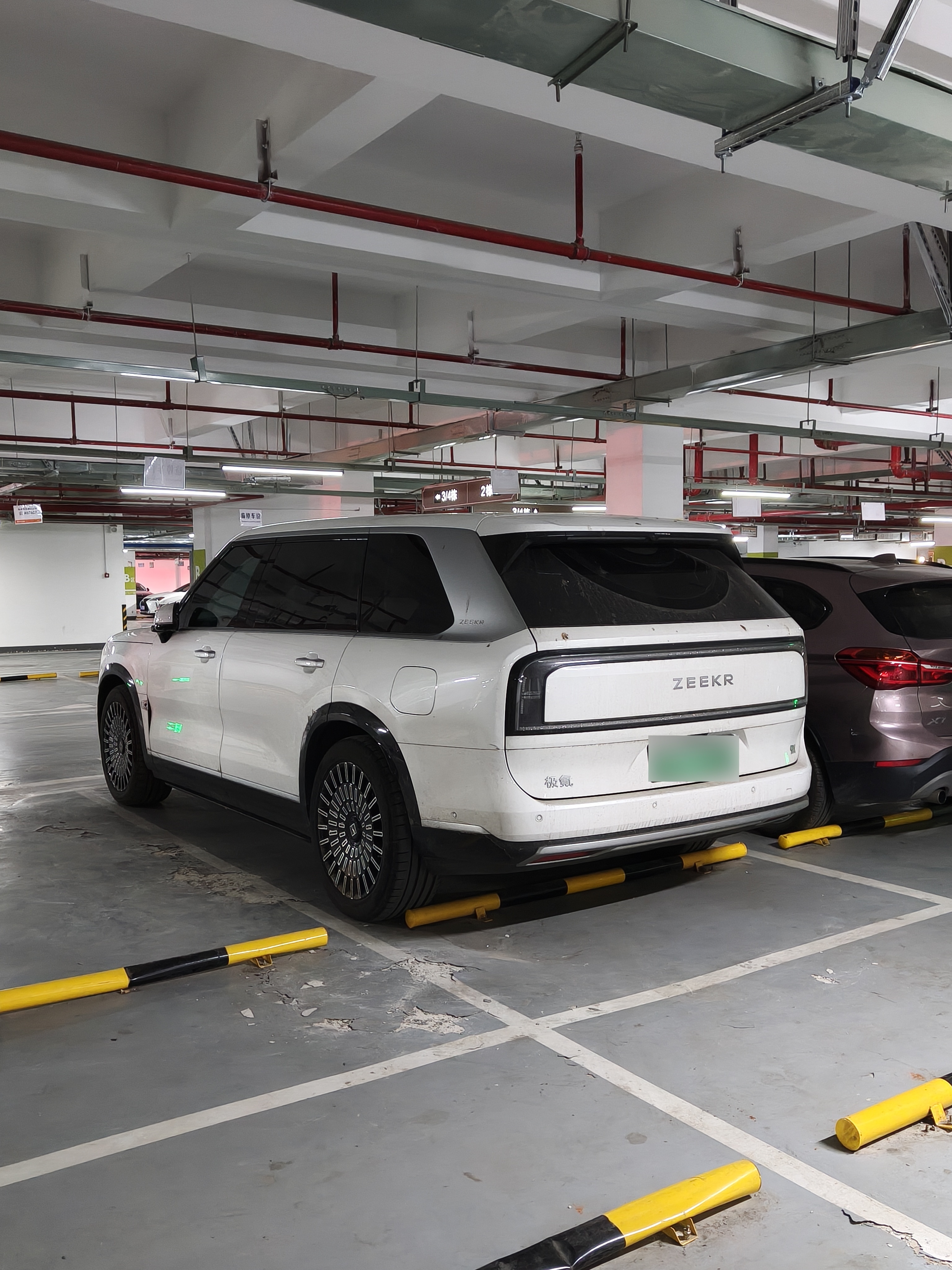 《重塑豪华SUV——极氪9X》在商场等老婆时为了消磨时间试了一下这个看上去块头很