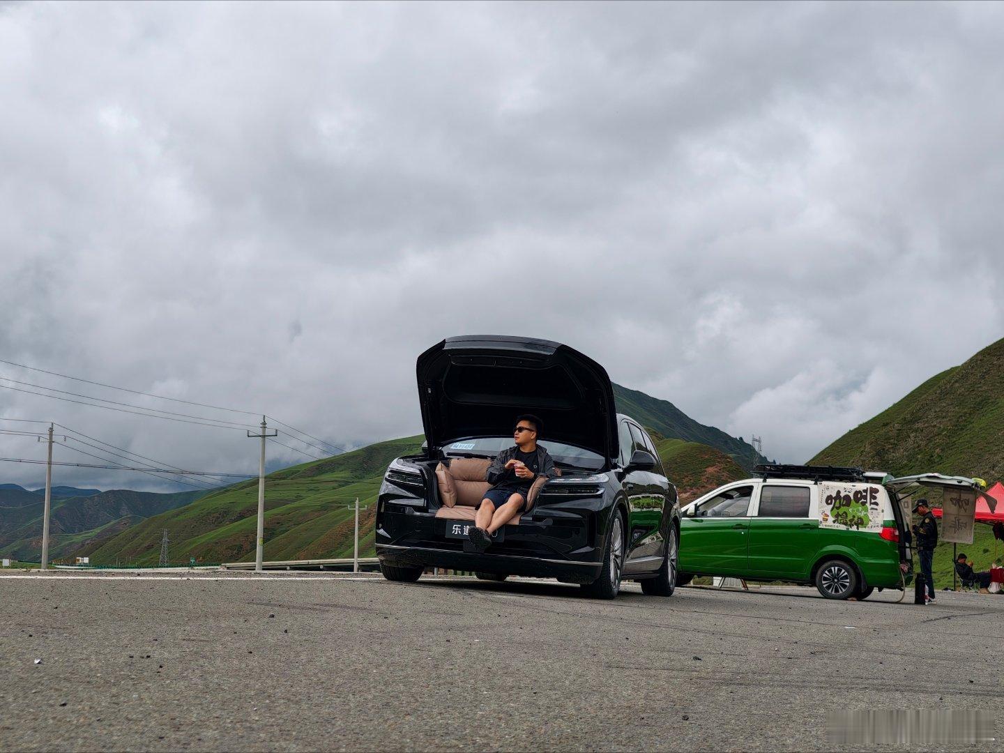 在路上遇到一个移动咖啡车，点了杯冰椰拿铁，躺在乐道 L90 “大沙发”，静静地看