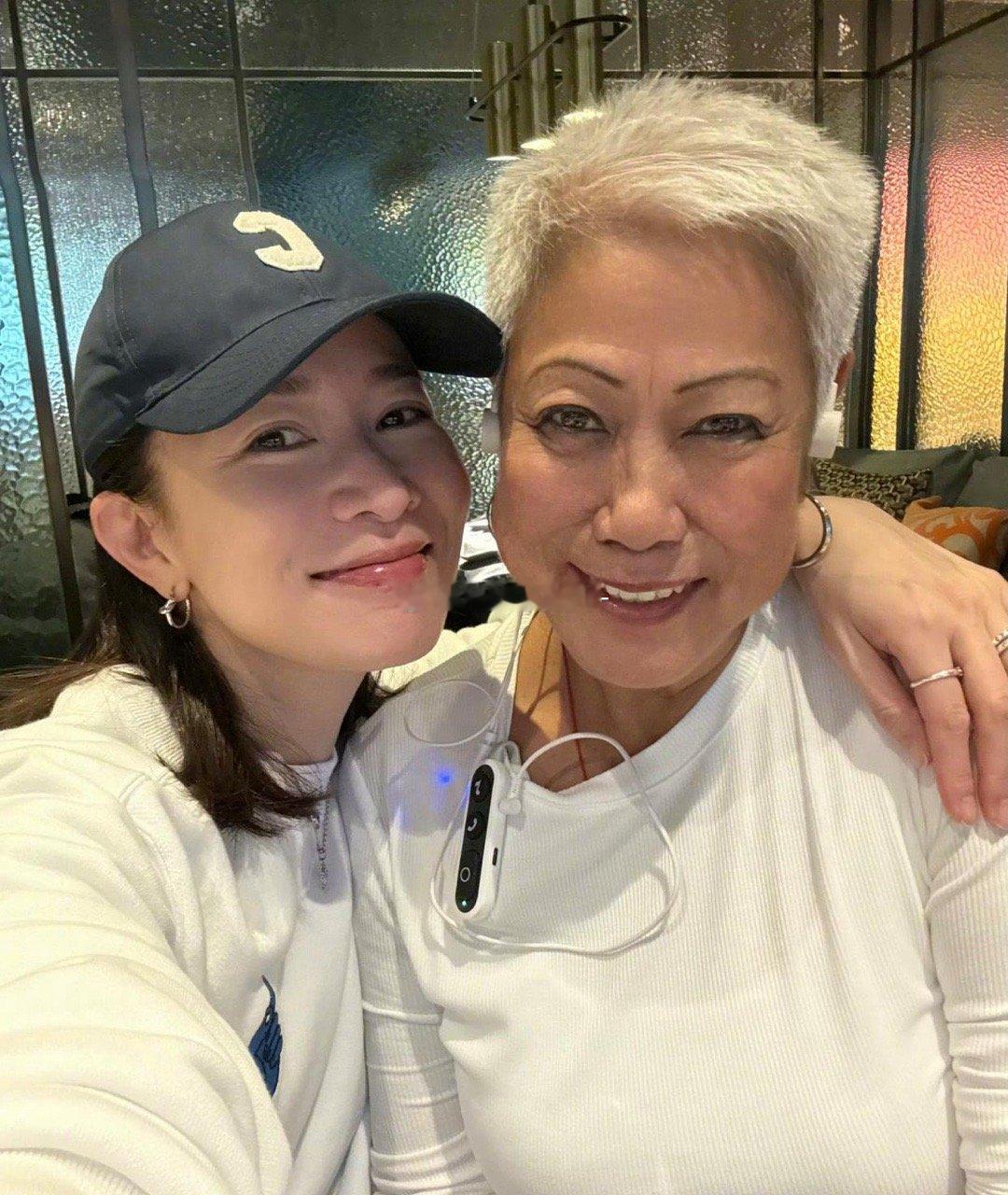 佘诗曼晒与妈妈合影，满头白发的佘妈妈好洋气，戴着大耳环，母女俩眼睛超像。 