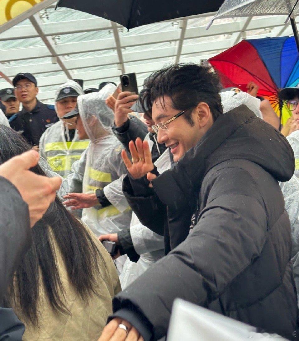 黄晓明老辈子饭撒没轻没重的 线下的黄晓明也太暖心了！大雨天全程笑嘻嘻，牵手互动还