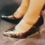 大侦探准备的鞋子都不怎么合脚蓉姐这里鞋子还得拿胶布固定下，好不方便啊…不过我看下