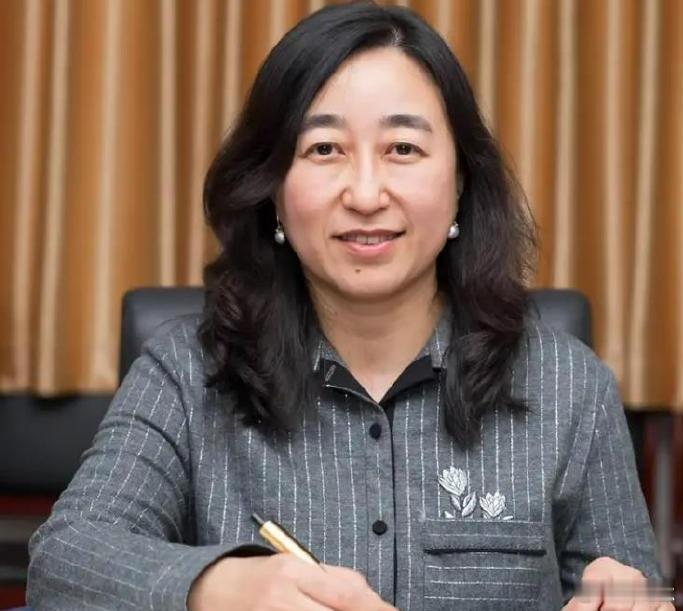 这是董小姐的姑姑班晓娟，就是她一手操办了董袭莹的协和4+4入学和硕士论文造假，目