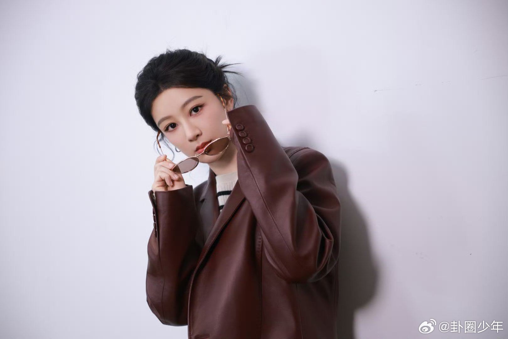 杨紫的几张随手拍 杨紫的几张随手拍，随性又自在，这状态我好爱