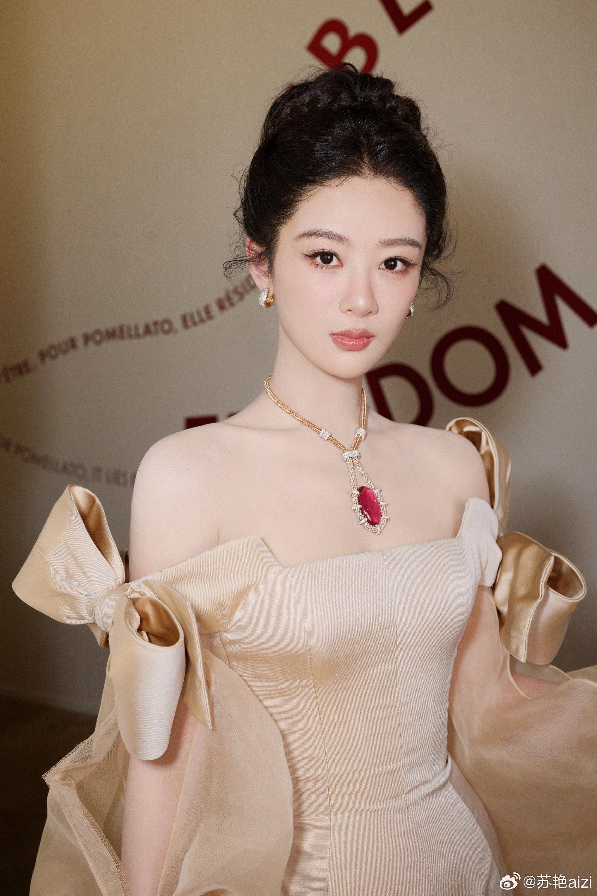 杨紫抱着狗狗打招呼杨紫怀里抱着乖巧的小狗，温柔地朝着在场的粉丝挥手打招呼，画面治