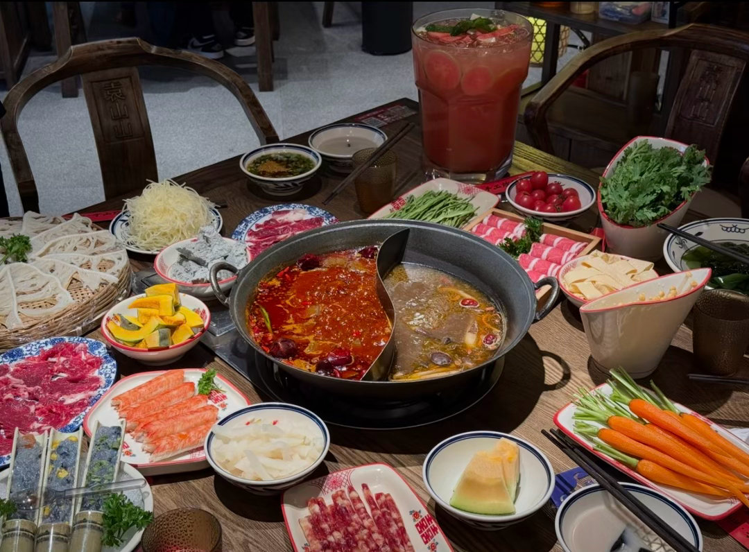 国庆就是要这么吃国庆主打一个嘴巴不停歇！顿顿大餐零食不断，胃虽然撑，但嘴根本不想