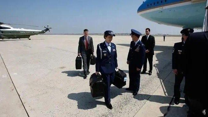 凤凰新闻【美军女军官手提“核密码箱”，跟着特朗普进了人民大会堂】2026年5月1