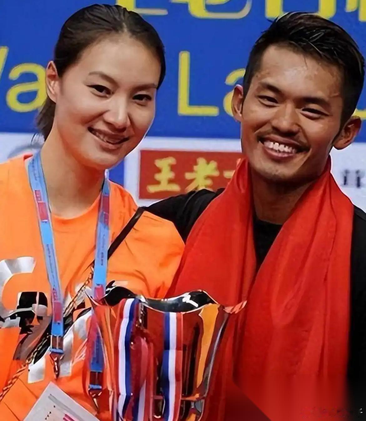 2016年，林丹在妻子谢杏芳怀孕期间，出轨了长腿嫩模赵雅淇，两人在酒店走廊拥抱，
