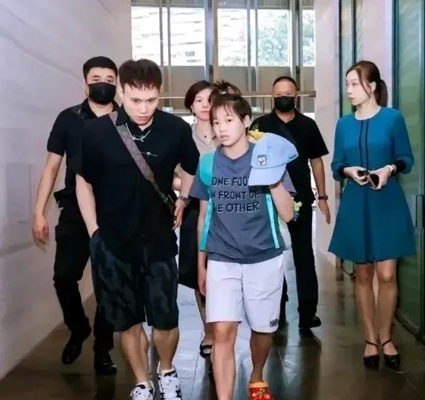哇塞！全红婵的冲天辫冲上热搜啦🔥，网友们直呼太可爱了😘！
看她那敞亮的大步伐