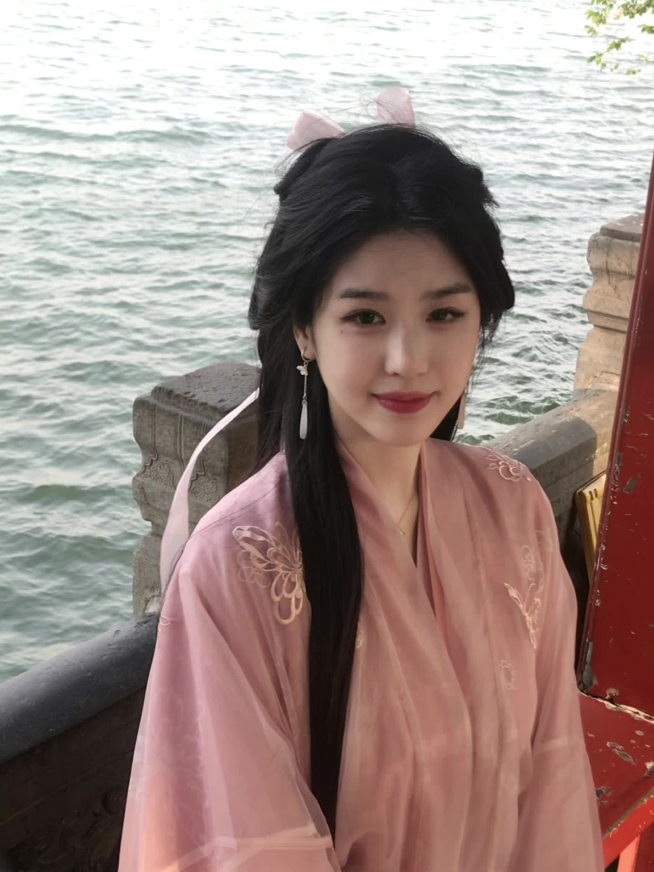 “我姓王 你就叫我王姑娘吧”