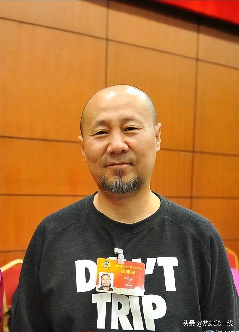 腾格尔现状：住北京别墅，66岁彻底戒酒，把老来得子儿子宠成宝
舞台上歌声豪迈的腾