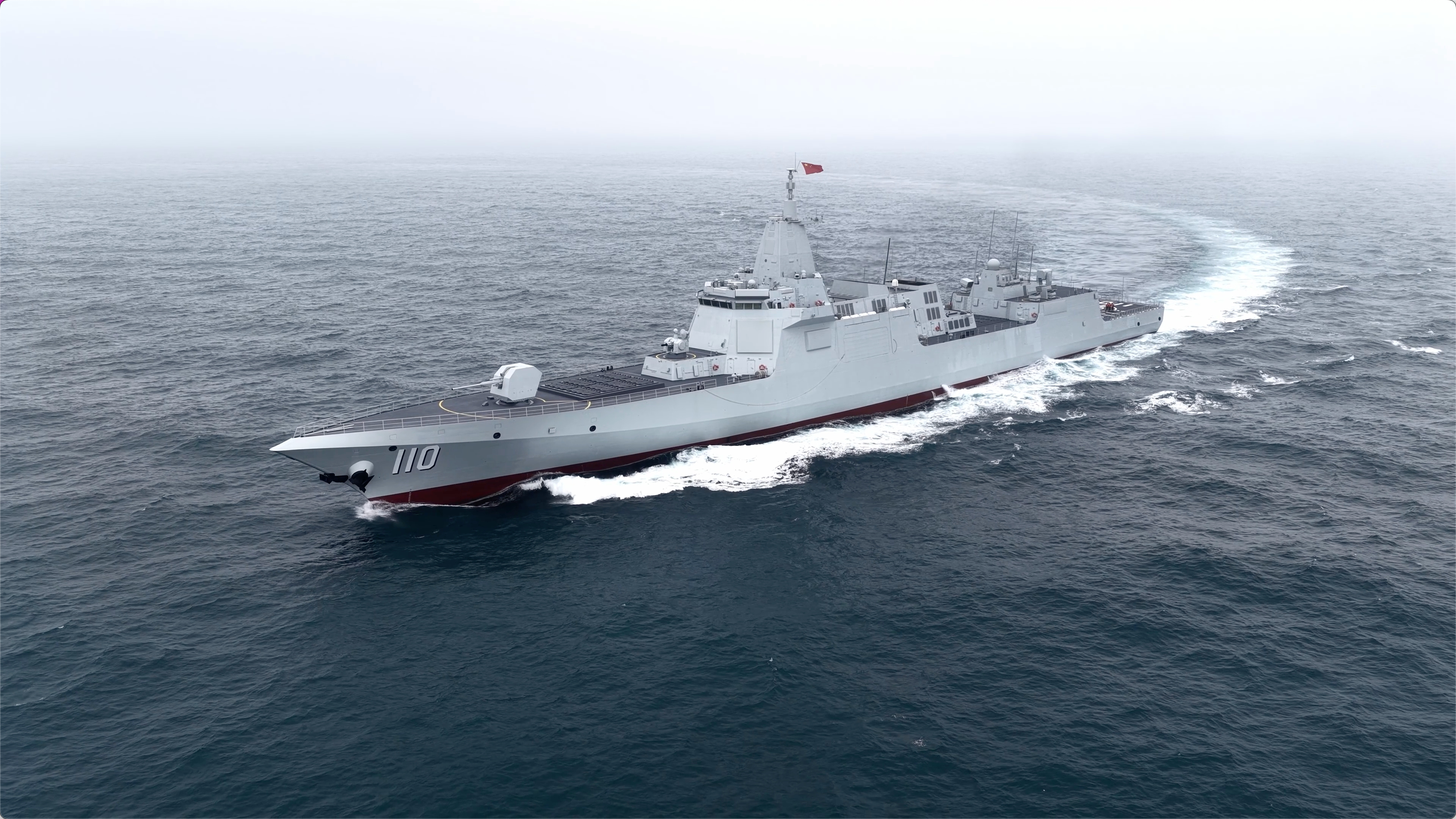 东海舰队继续大方展示，两艘新服役的055大驱首次编队训练！感觉最近的“东海舰队”