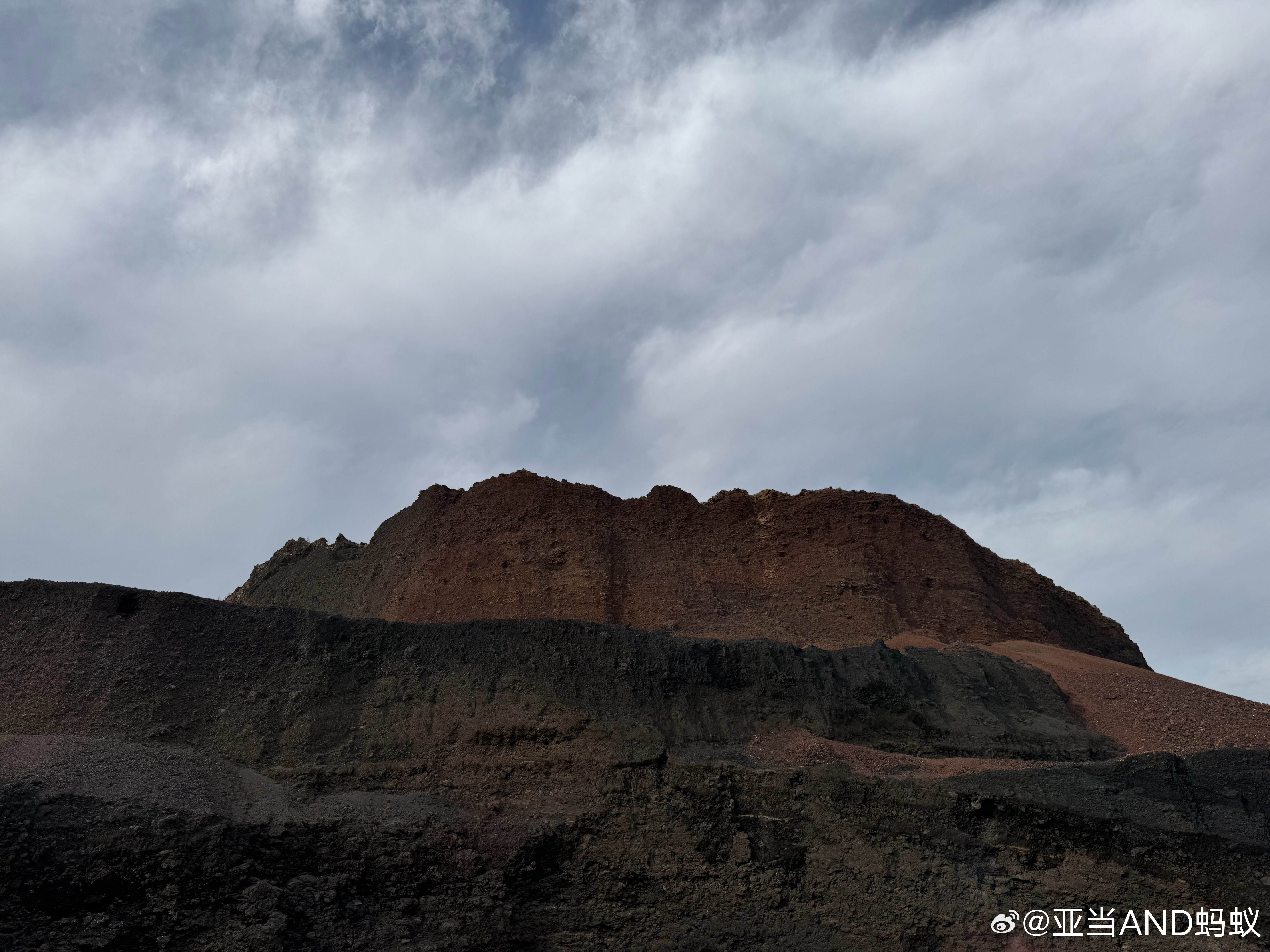 这座火山🌋让我想起了童年，已经很多年没有爬过炉渣堆了[666]  ​​​