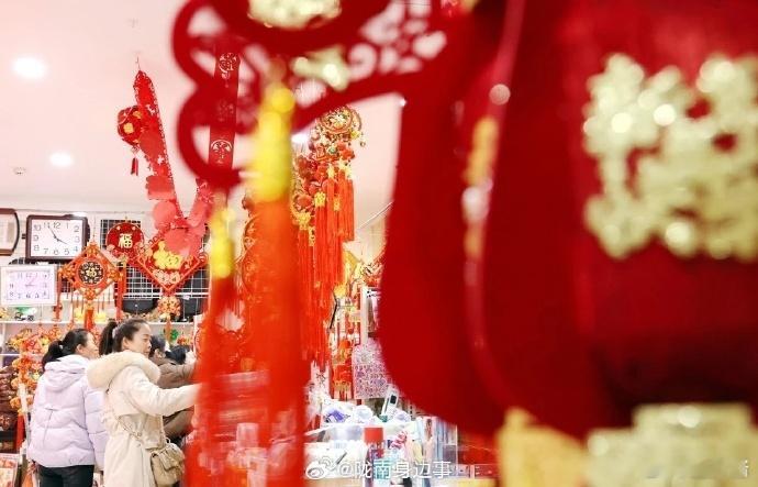 春节申遗成功后第一批受益者出现了 春节申遗成功让中国年彻底出圈！如今，外国多地举
