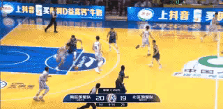 上海久事球星张镇麟的身体素质真是太惊人了！在今天进行的CBA全明星赛上，当时比赛