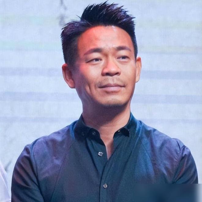 你以为张嘉益总带着孙浩是兄弟情深？别天真了，这背后全是赤裸裸的捆绑交易。
一个