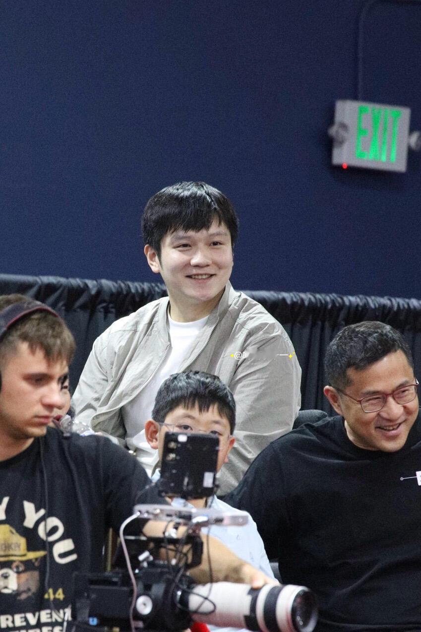 东哥又抿嘴笑了，害羞了，看着一切都是那么平静有默契，眼里有光，好谦虚！
清晰度高