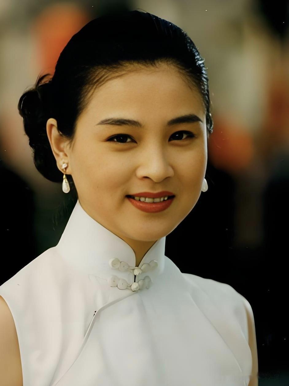 赵明明，九十年代荧幕女神，明眸皓齿、温婉如玉。从《汉宫飞燕》的赵飞燕到《蝴蝶兰》