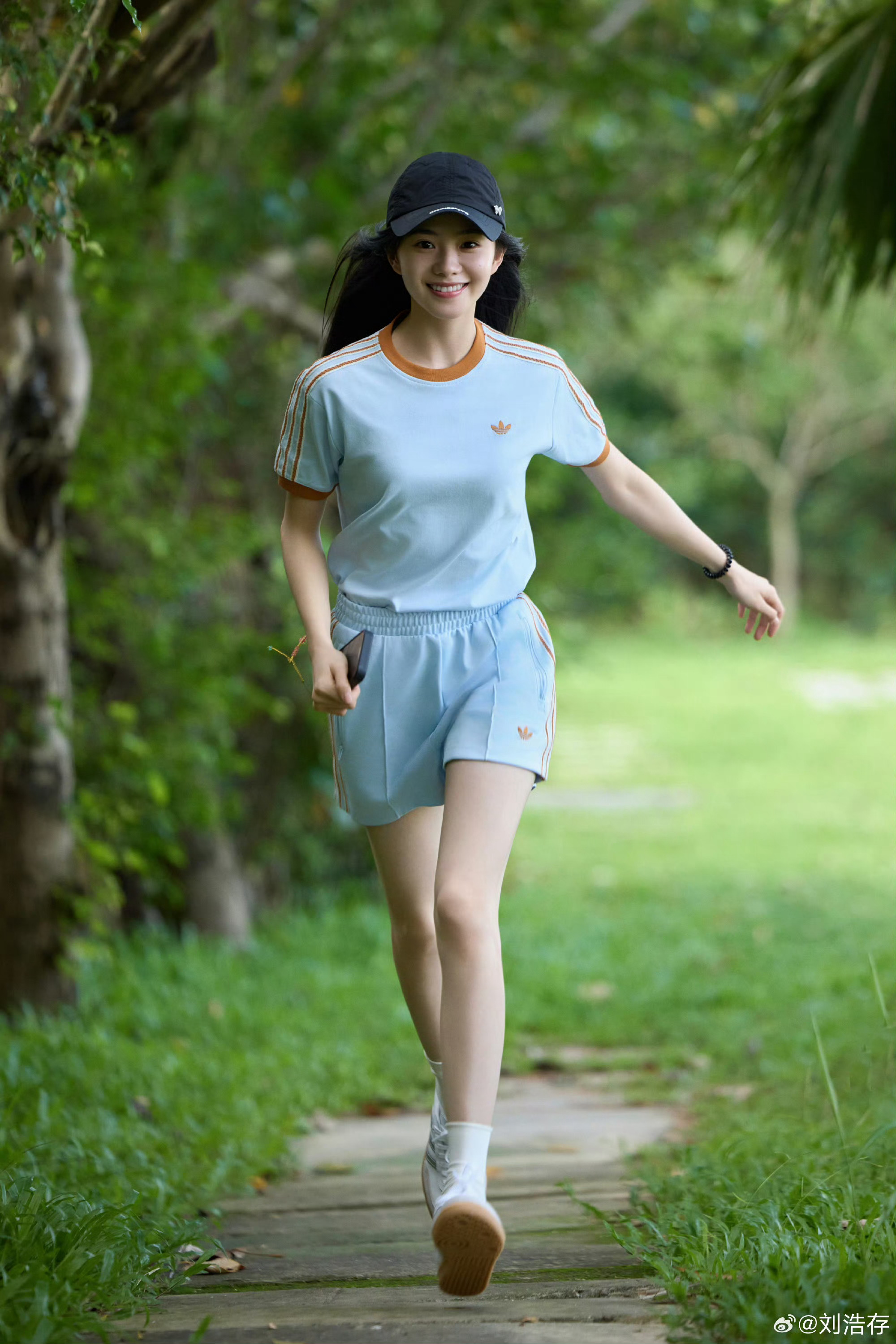 刘浩存lhc刘浩存美顺与长生lhc刘浩存刘美顺想把所有的温柔和浪漫都融进月光𝑴