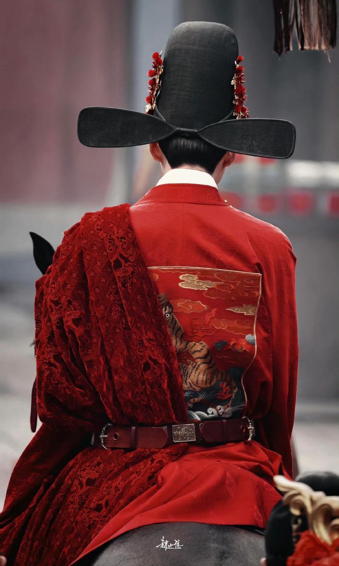 刘学义《兰香如故》婚服路透！！有这么帅的新郎官儿，太权威了！谁来懂一下图一那个背