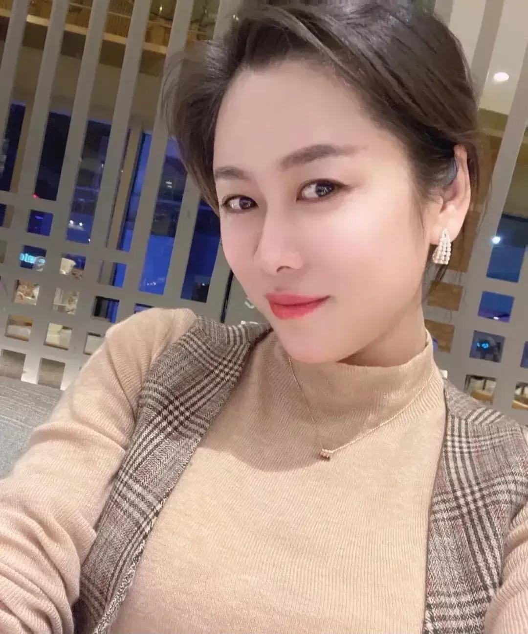 真是羡慕闺蜜，真是想的开，老公出门打工，她倒是玩的真舒服。

村里的棋牌室离闺蜜