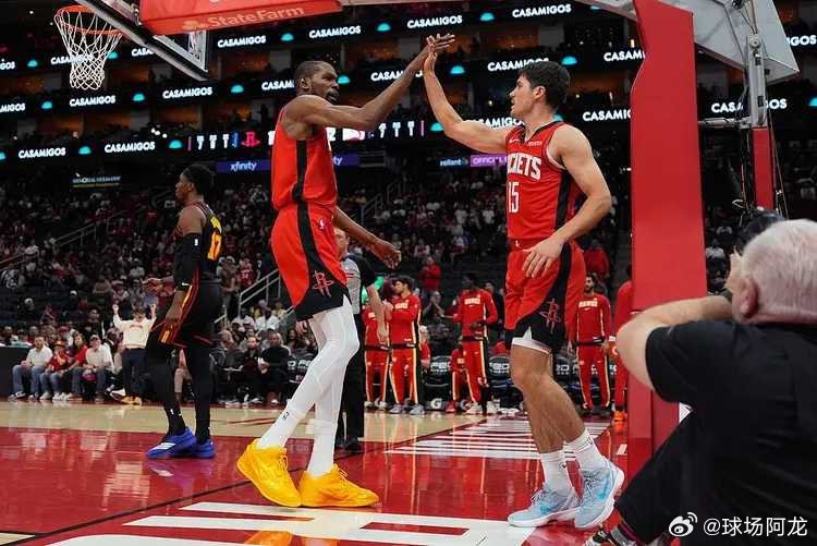 NBA常规赛继续进行，休斯敦火箭队（42胜27负）重拾胜利。杜兰特得到25分和6