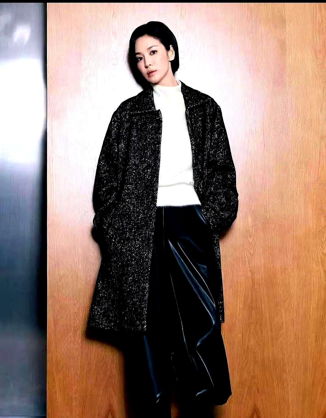 刷到宋慧乔最新的秋冬穿搭，不得不说，姐是真会穿。
 

那件有点扎眼的亮片黑大衣