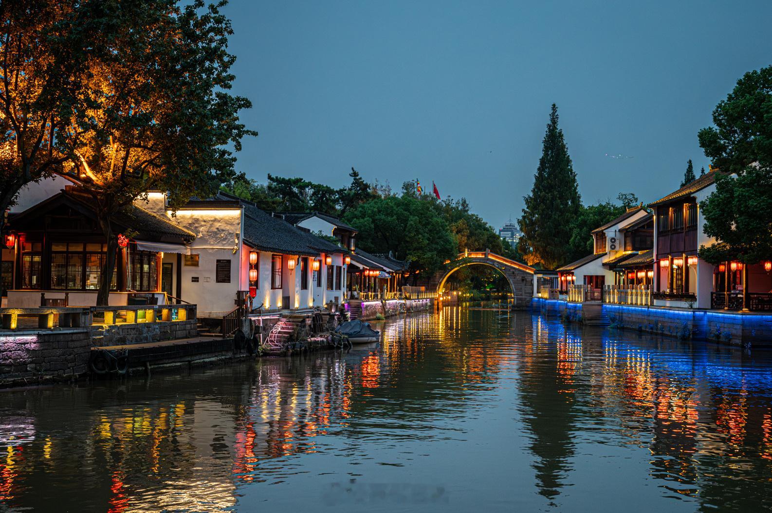 渐入羁旅之思，被张继的《枫桥夜泊》吸引过来。这里古时城外，现在是苏州姑苏区，寒山