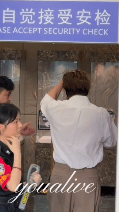 谁懂我的萌点特地和小女孩一样把后面的小辫子弄出来！！！ 