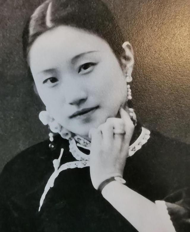 1965年，民国名媛陆小曼病逝，一生绚烂终归寂寥。她曾是众人仰慕的才女，最终却落