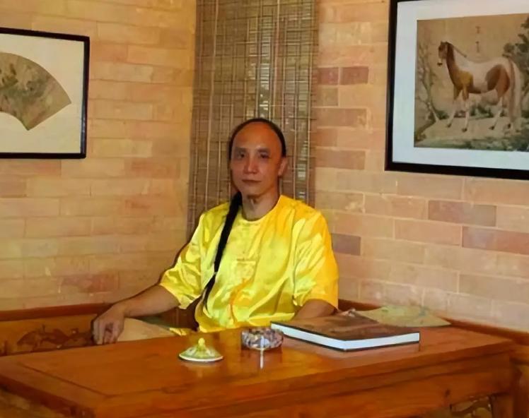 “把故宫还给我家！”2005年，多尔衮10世孙在火车大闹一场，非要插队去买票，还