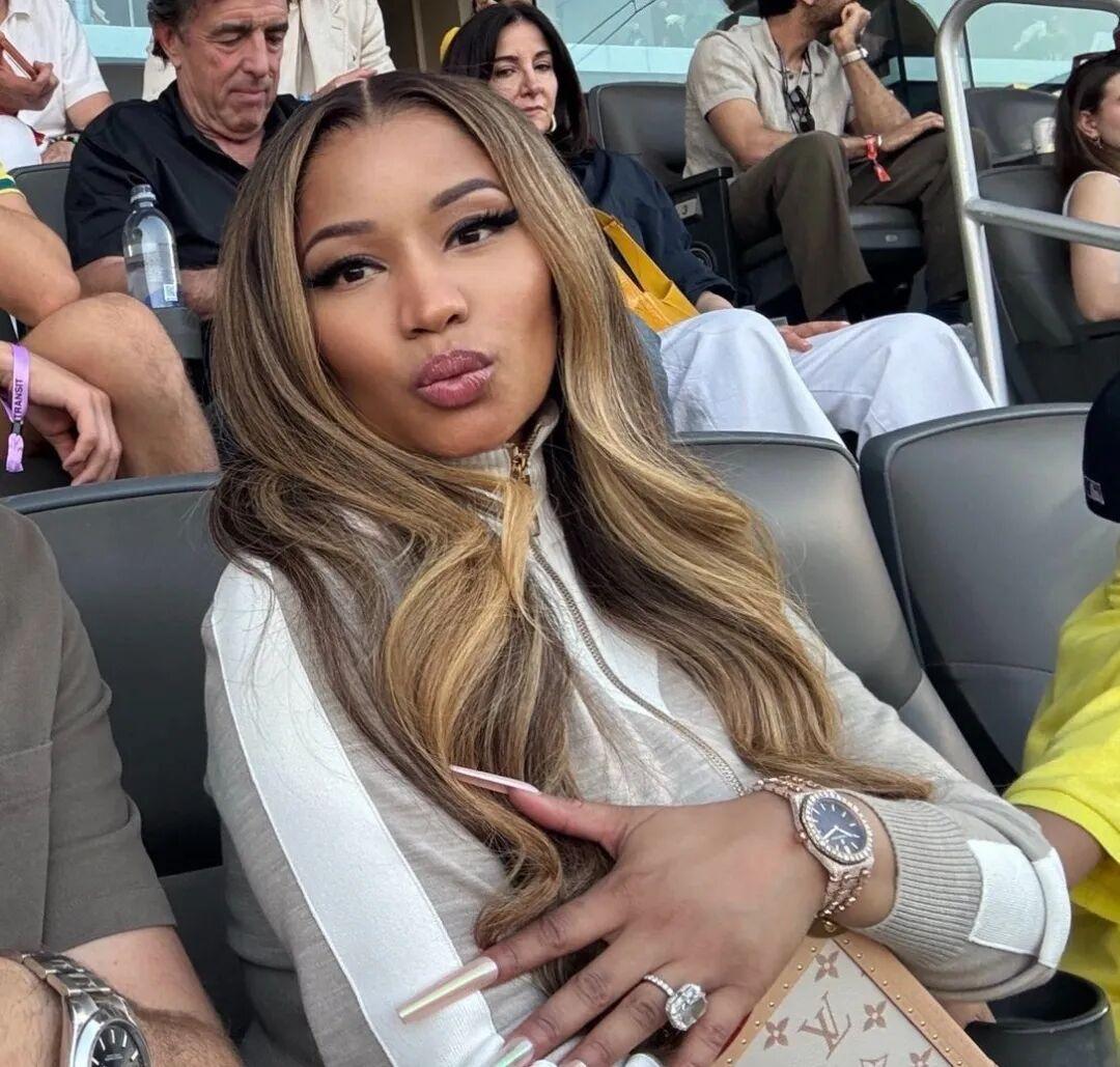 Nicki Minaj 空降世界杯现场，一身行头直接把球场变秀场。该闪的闪，该壕