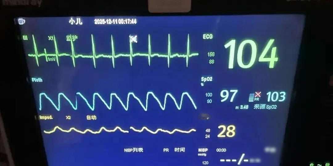 12月9日下午，一个小女孩刚开始偶尔咳嗽两声，家长以为没事。


那个冬夜全家围