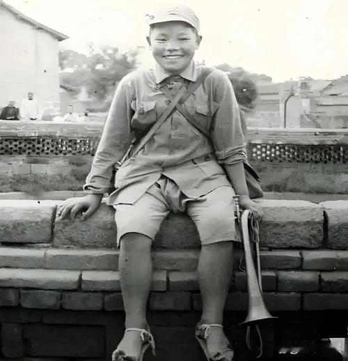 1942年，16岁的八路军小战士宋双来，在送信回去途中，遭遇了日伪军的骑兵。情急