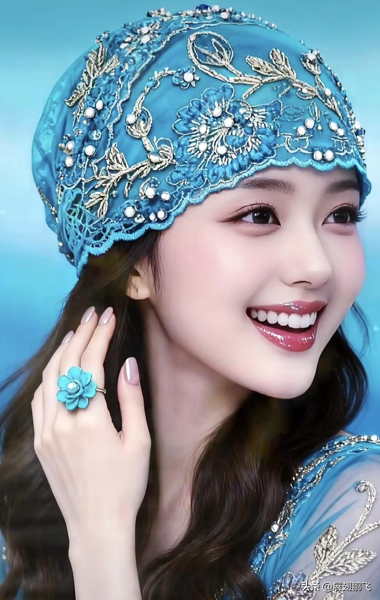 碧玉簪花映笑颜，蓝衣美人醉人眼。淡雅蓝裙照 紫纱美人图 蓝韵古装美女 紫纱美人图